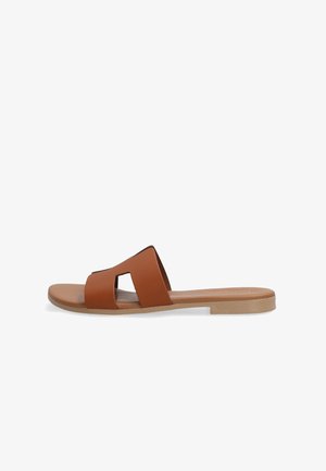 Braune flache Sandalen mit zwei oberen Riemen und ausgeschnittenen Designs. Glattes Leder und eine hellfarbige Sohle für einen Kontrast.