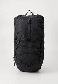 Černý batoh s elegantním designem, texturovanou látkou, elastickým šňůrováním vpředu a kapsou na straně na zip pro další úložný prostor.