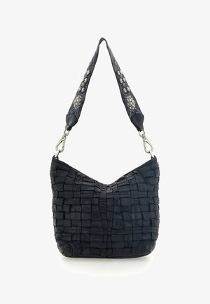 Borsa a tracolla in pelle nera con texture intrecciata, forma curva e tracolla impreziosita da motivi floreali e dettagli metallici.