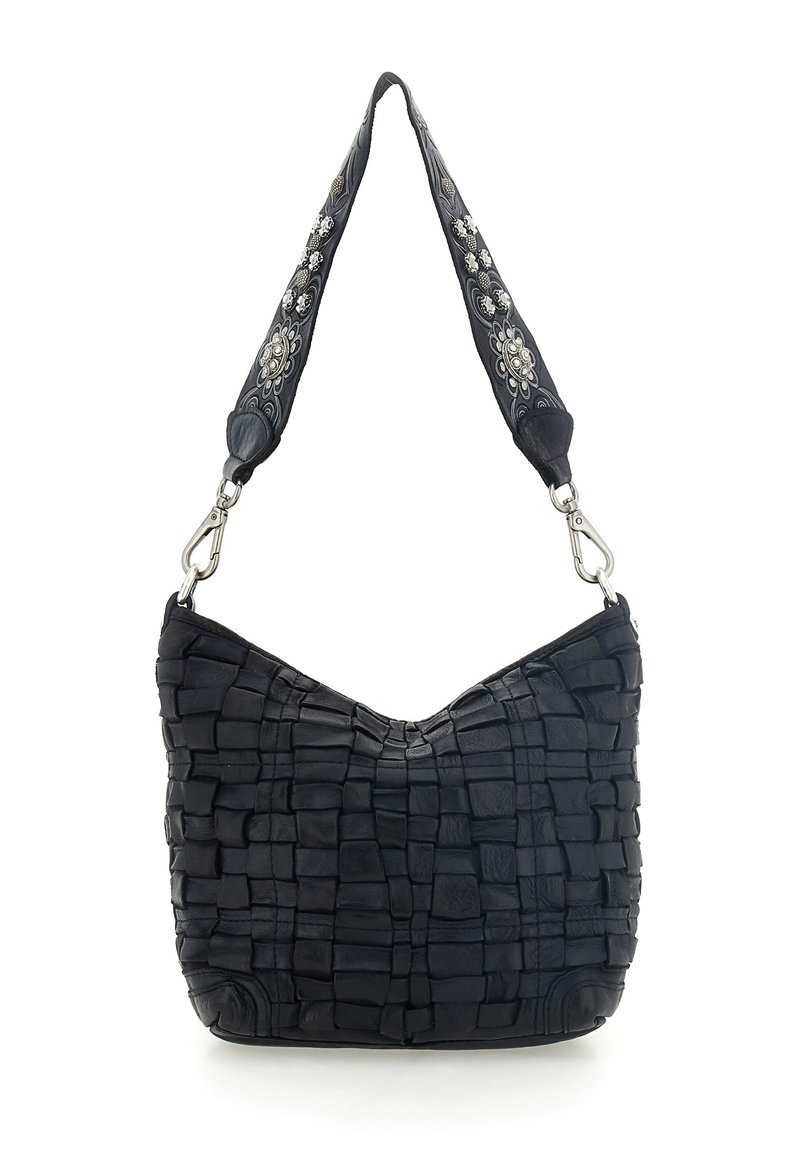 Borsa a tracolla in pelle nera con texture intrecciata, forma curva e tracolla impreziosita da motivi floreali e dettagli metallici.