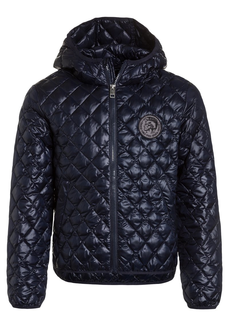 Granatowa pikowana kurtka puchowa z kapturem, z zapięciem na suwak z przodu i teksturowanym wzorem. Zawiera okrągłą naszywkę z logo na klatce piersiowej.