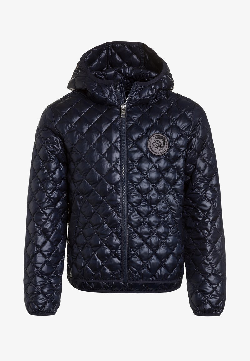 Granatowa pikowana kurtka puchowa z kapturem, z zapięciem na suwak z przodu i teksturowanym wzorem. Zawiera okrągłą naszywkę z logo na klatce piersiowej.