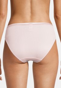 Helle rosa Baumwollunterwäsche mit glatter Textur, niedrig sitzendem Design und elastischem Bund. Verfügt über minimalistische Nähte und einen schlichten Schnitt.