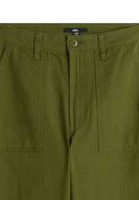 Olivgröna byxor med framfickor, knappstängning, bälteslyor och raka sömdetaljer.