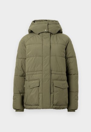 Giacca puffer verde oliva con cappuccio, dotata di zip frontale, chiusure a pressione e due ampie tasche frontali. Design trapuntato a texture.