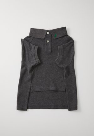 Polo grigio a maniche corte con colletto, patta con tre bottoni e un piccolo logo verde. Tessuto morbido e texturizzato con spacchi laterali.