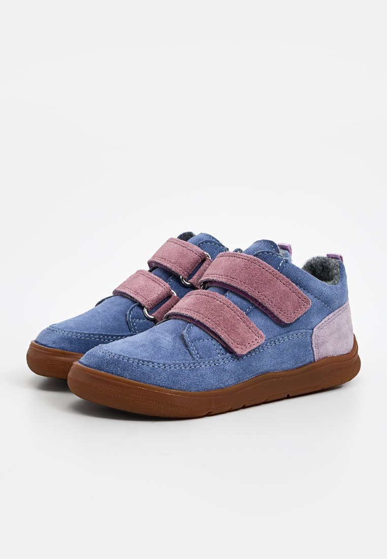 Blaue Wildleder-Kinderschuhe mit rosa Klettverschluss und braunen Gummisohlen, innen mit weichem grauen Stoff gefüttert.