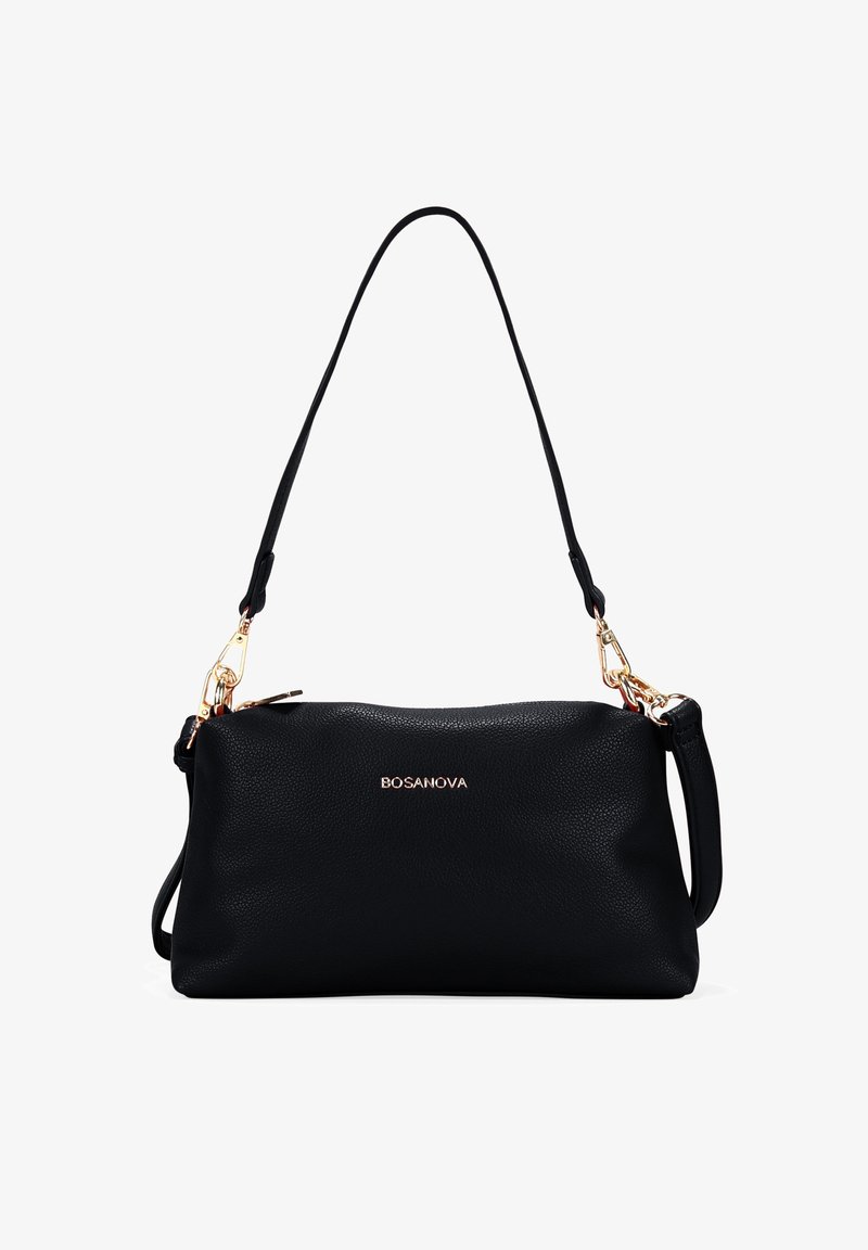 Bolso de mano de cuero negro con un acabado texturizado, herrajes dorados, correa de hombro ajustable y cierre de cremallera. Logo exhibido de manera prominente.