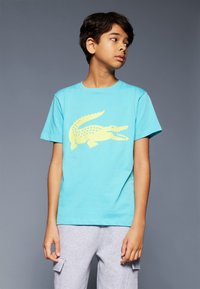 Lacoste TECHNICAL UNISEX - T-shirt imprimé - cove/limeira
