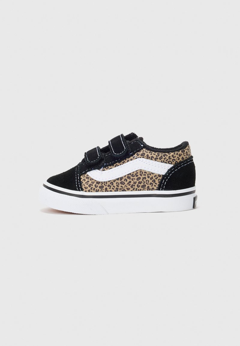 Schwarze und leopardenmuster Sneaker für Kleinkinder mit weißem Seitenstreifen, zwei Klettverschlüssen und weißer Gummisohle auf einfarbigem Hintergrund.