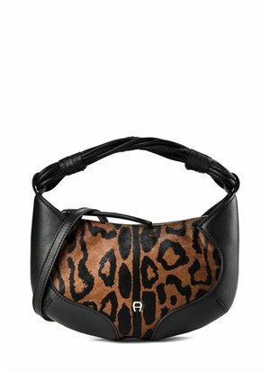 Schwarze Lederhandtasche mit gedrehtem Griff und braunem Leopardenmuster auf der Vorderseite, mit einem kleinen silbernen Logo in der Mitte unten.