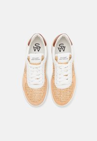 Braune Sneakers mit gewebtem Obermaterial, weißen Schnürsenkeln und braunen Lederakzenten. Mit runder Zehenpartie und gepolstertem Fußbett.