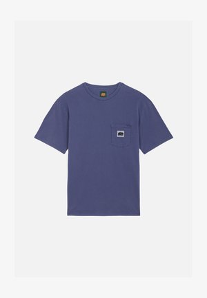 Camiseta morada de manga corta con cuello redondo y bolsillo en el pecho con un pequeño parche con el logo de un oso sobre fondo liso.