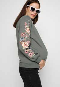 ONLY MATERNITY OLMCONNY  - Sweatshirt - balsam green