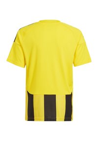 Maglia sportiva gialla con strisce verticali nere nella parte inferiore, maniche corte e scollo rotondo. Realizzata in tessuto leggero.