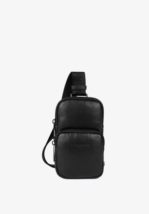 Sac bandoulière en cuir noir avec deux compartiments zippés, une sangle réglable robuste et un détail de logo embossé à l'avant.