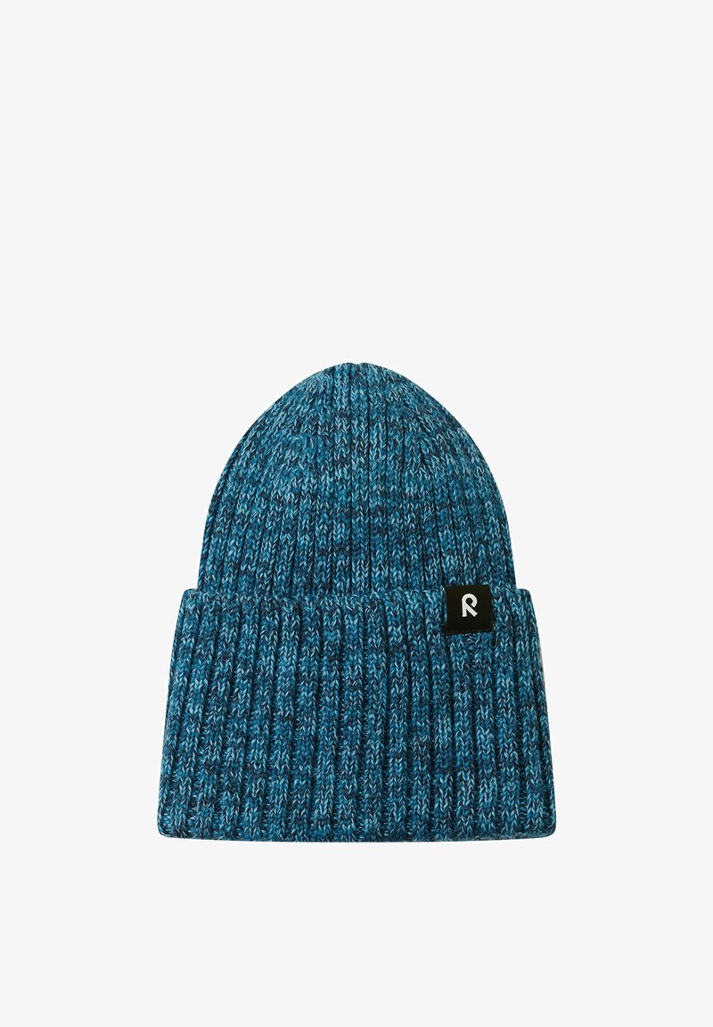 Dzianinowa czapka w odcieniach niebieskiego i ciemnoniebieskiego, z prążkowaną teksturą i czarną metką z białym logo "R" z boku.