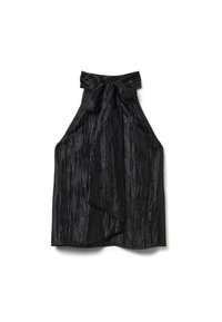 Zwarte haltertop van textuurstof, met een striknek en een vloeiende drape. Het ontwerp bevat verticale plooien voor extra dimensie.