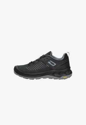 Zwarte wandelschoenen met een gestructureerde bovenkant, grijze accenten en een opvallende Vibram-zool. Voorzien van een vetersysteem en een ademende mesh-tong.