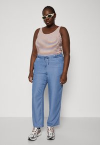 Vero Moda Curve VMCHARPER PULL ON PANTS - Püksid - medium blue denim
