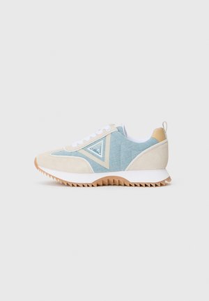 Baskets bleu clair et beige en matériaux suédés et en denim, avec une semelle en caoutchouc texturée, un logo triangulaire et des lacets blancs.
