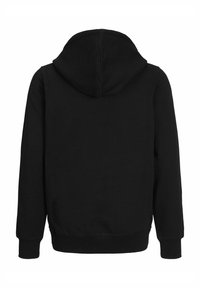 Černá mikina s kapucí, měkkou texturou, dlouhými rukávy, žebrovanými manžetami a klokankovou kapsou. Má jednoduchý, nezdobený design.