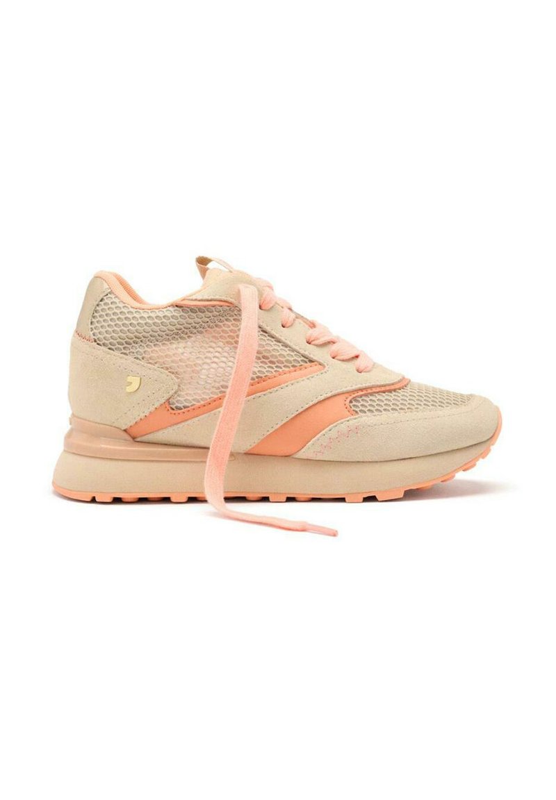 Baskets beige clair avec des accents roses, des panneaux en maille et du daim texturé. Présentent des lacets plats et une semelle rembourrée avec une bande de roulement.
