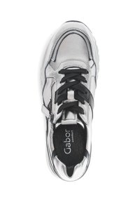 Zilverkleurige metallic sneaker met zwarte accenten, voorzien van een ronde neus, veters, ritsdetail en een getextureerde binnenzool. Merknamen zichtbaar aan de binnenkant.