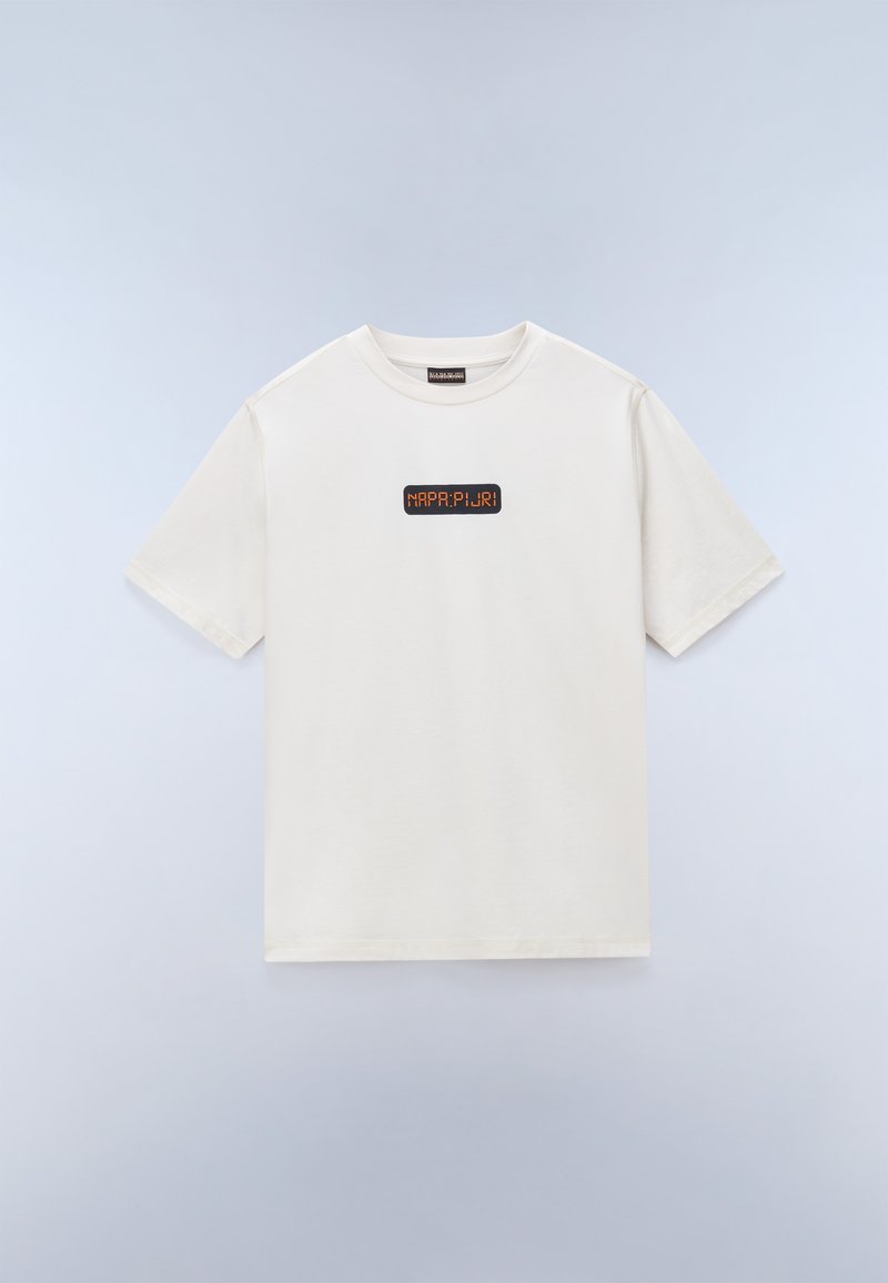 Εκρού κοντομάνικο T-shirt με στρογγυλή λαιμόκοψη και κεντρικό μαύρο ταμπελάκι που εμφανίζει πορτοκαλί κείμενο "NAPAPIJRI".