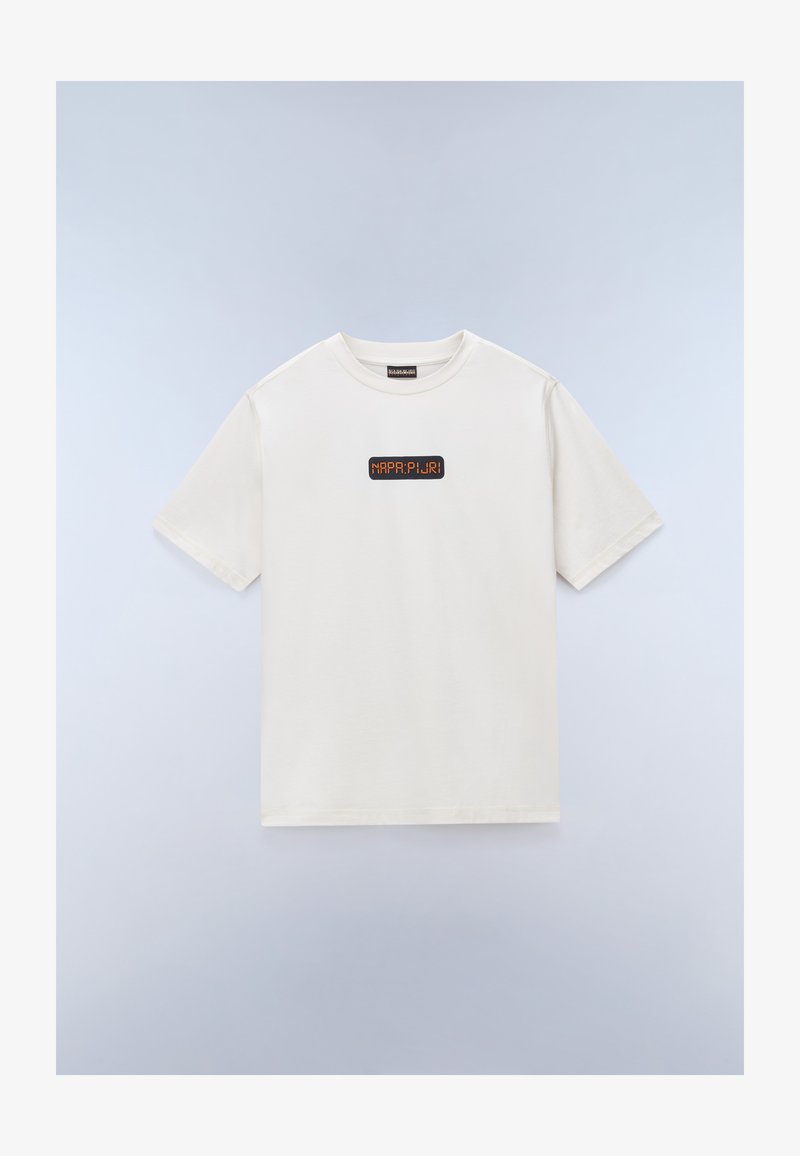 Εκρού κοντομάνικο T-shirt με στρογγυλή λαιμόκοψη και κεντρικό μαύρο ταμπελάκι που εμφανίζει πορτοκαλί κείμενο "NAPAPIJRI".