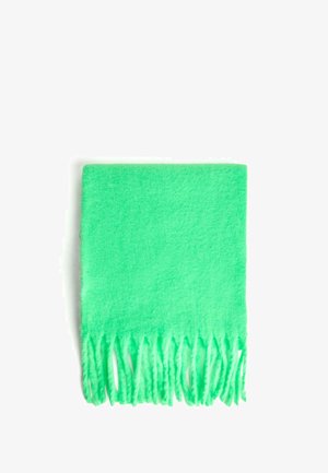 Zelený fleecový šál s frnčami, mäkká textúra, obdĺžnikový tvar, jednofarebný bez vzorov alebo kovových prvkov. Vhodný na zahriatie a štýlový vzhľad.