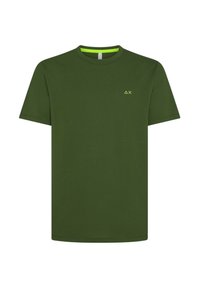 T-shirt in cotone verde oliva con maniche corte, collo rotondo e un piccolo logo verde sul lato sinistro del petto. Tessuto liscio, senza fantasie.