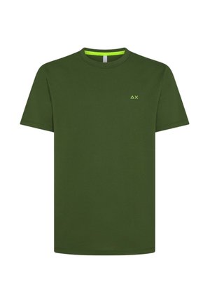 T-shirt in cotone verde oliva con maniche corte, collo rotondo e un piccolo logo verde sul lato sinistro del petto. Tessuto liscio, senza fantasie.