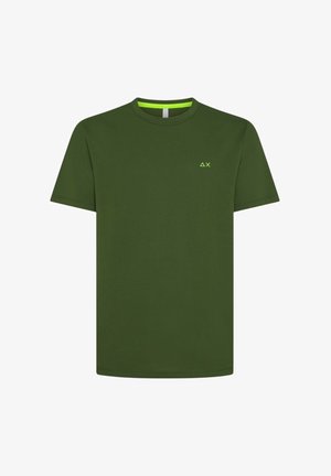 T-shirt in cotone verde oliva con maniche corte, collo rotondo e un piccolo logo verde sul lato sinistro del petto. Tessuto liscio, senza fantasie.