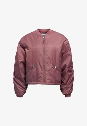 Chaqueta bomber corta en malva, confeccionada con tela satinada suave. Cuenta con cierre frontal con cremallera, bolsillos laterales y puños elásticos.
