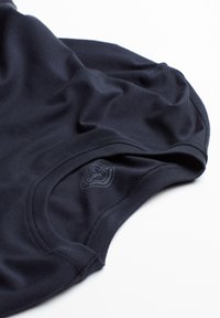 Navyblaue Sporttanktop aus glattem Stoff; mit rundem Halsausschnitt und einem Logo nahe der Schulternaht.