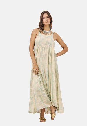 Vestido maxi en beige claro con patrones en acuarela verde pastel. Cuenta con un diseño sin mangas, cintura fruncida y una falda con capas.