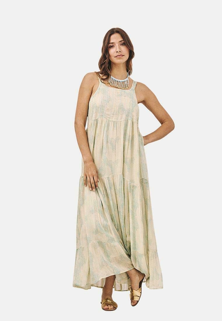 Vestido maxi en beige claro con patrones en acuarela verde pastel. Cuenta con un diseño sin mangas, cintura fruncida y una falda con capas.
