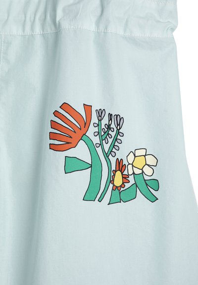 Motif floral stylisé avec une fleur orange en forme d'éventail, des bourgeons violets, de petites fleurs orange et jaunes, et des tiges vertes sur un tissu bleu clair.