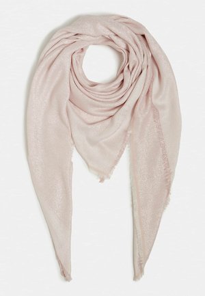 Lichtroze driehoekige sjaal met subtiele glans en franjes aan de randen, gerangschikt in zachte plooien.