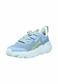 Baskets Geox bleu clair avec semelle blanche épaisse, tige en mesh et synthétique, logo et accents jaunes, et lacets assortis.