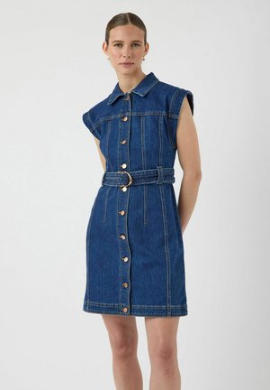 Denim kjole med korte ærmer, krave-halsudskæring, knaplukning foran og en belted talje. Mørkeblå farve med synlige syninger.