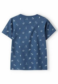 Camiseta de algodón azul con un patrón repetido de iconos gráficos blancos, incluyendo relámpagos, caritas sonrientes y varios símbolos. Mangas cortas.