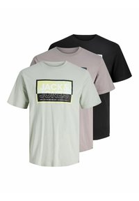 Drie T-shirts: één lichtgroen met logo, één lichtgrijs en één zwart. Allemaal met korte mouwen en ronde hals, gemaakt van katoen.