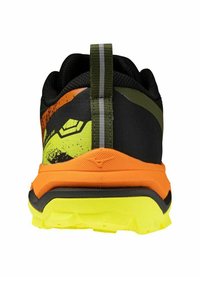 Vue arrière d'une chaussure de sport multicolore avec une semelle néon jaune, une semelle intermédiaire orange, un dessus noir et vert, et une languette verte avec une bande réfléchissante.