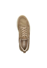 Tan suede sneaker met een ronde neus, contrasterende lichte zool, voorste vetersluiting en een trekband aan de achterkant. Gladde textuur met subtiele stiksels.