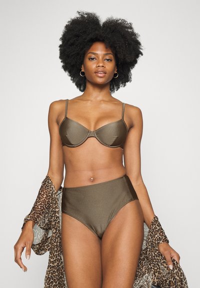 Conjunto de bikini castanho com um sutiã com moldura e cuecas de cintura alta, apresentando uma textura lisa e brilhante. Acentuado por um sobre-traje transparente com padrão de leopardo.