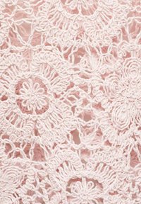 Encaje de ganchillo de color rosa claro con patrones florales, bucles intrincados y un acabado texturizado, con espacios abiertos entre los diseños.