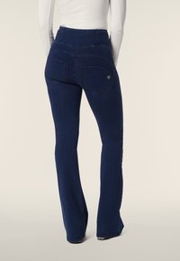 Freddy A ZAMPA CON CENTRALI E VITA ALTA - Flared Jeans - dark jeans seams on tone