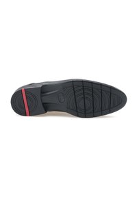 Schwarze Schuhsohle mit strukturiertem Profil, flexiblem Material und einem roten Akzentstreifen an der Seite. Glatte Textur und abgerundete Kanten.